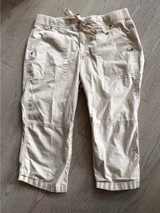 Reitmans Pants - Reitmans Women's Beige Elastic Waist Capri Pant in size 8 Petites